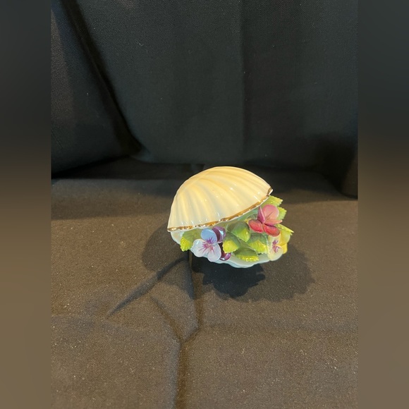 Royal Adderley Floral Clam Shell Flowers - Picture 1 of 4
